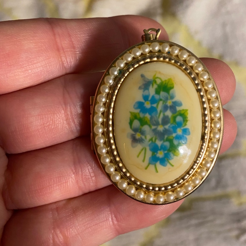Vintage Avon Blue & White Floral Locket Pearl Trim Gold cottagecore grandmacore - Picture 6 of 6